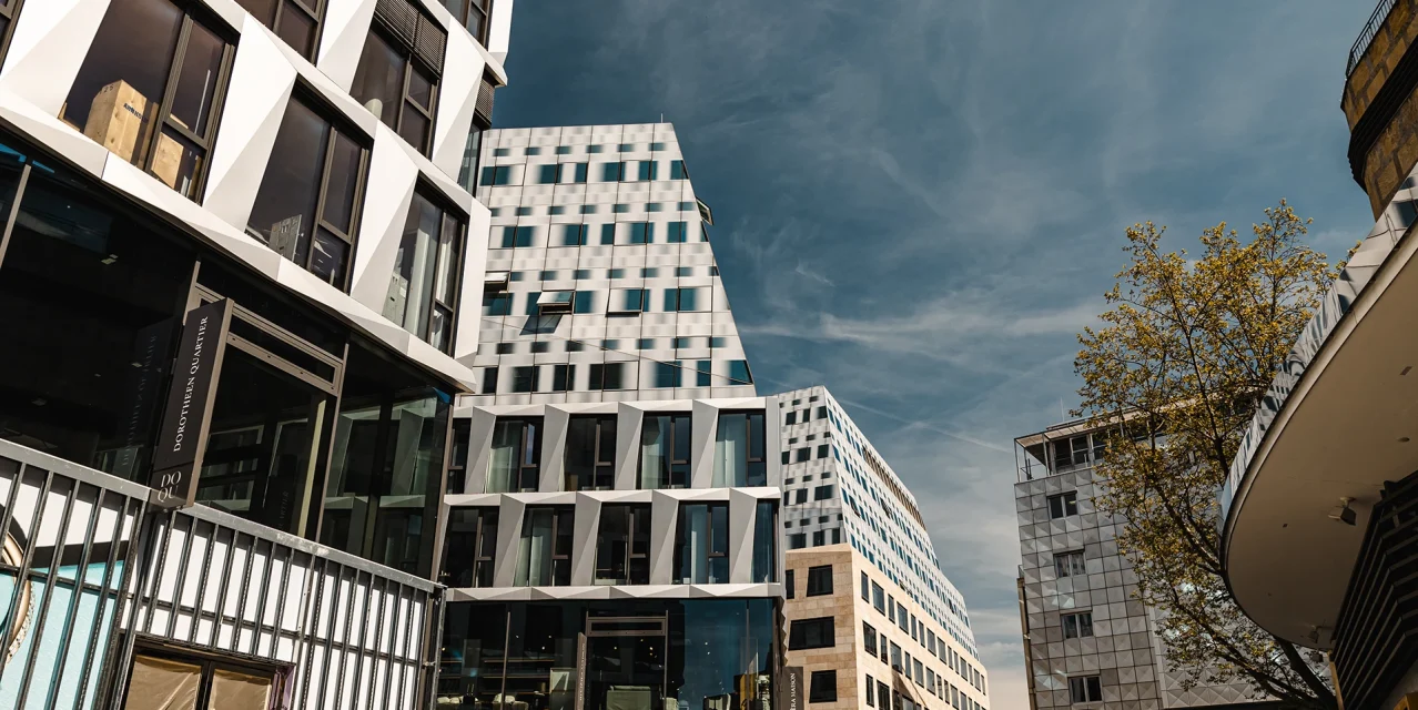 Moderne Architektur im Dorotheenquartier mit markanten Fassaden und blauem Himmel., © SMG, Sarah Schmid Moderne Architektur im Dorotheenquartier mit markanten Fassaden und blauem Himmel., © SMG, Sarah Schmid
