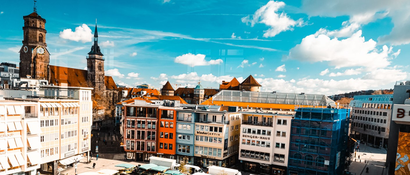 Stadtansicht mit historischen Türmen und modernen Gebäuden, blauer Himmel und weiße Wolken im Hintergrund., © Stuttgart Marketing GmbH, Sarah Schmid