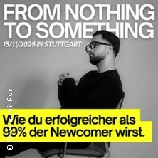 Mann mit Brille sitzt nachdenklich auf einem Stuhl. Text: 'From Nothing to Something, 15/11/2025 in Stuttgart. Wie du erfolgreicher als 99% der Newcomer wirst.', © links im Bild Mann mit Brille sitzt nachdenklich auf einem Stuhl. Text: 'From Nothing to Something, 15/11/2025 in Stuttgart. Wie du erfolgreicher als 99% der Newcomer wirst.', © links im Bild