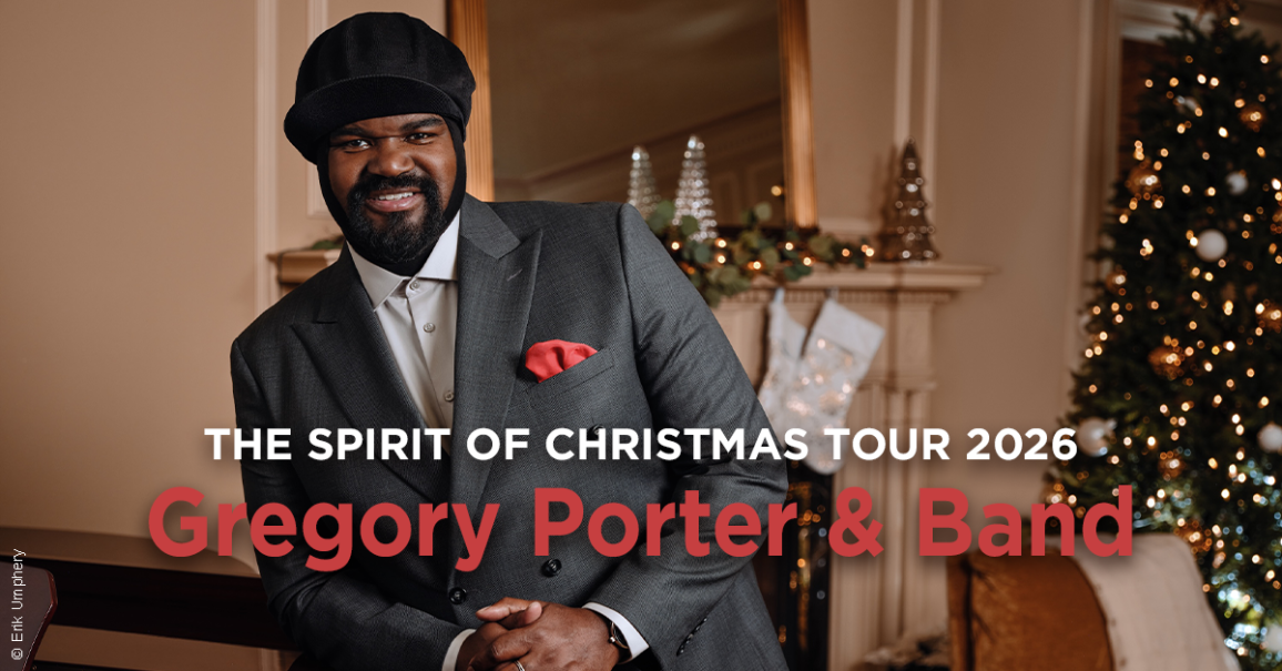 Gregory Porter in einem eleganten Anzug vor einem festlich dekorierten Raum mit Weihnachtsbaum und Kamin. Text: "The Spirit Of Christmas Tour 2026"., &copy; links im Bild
