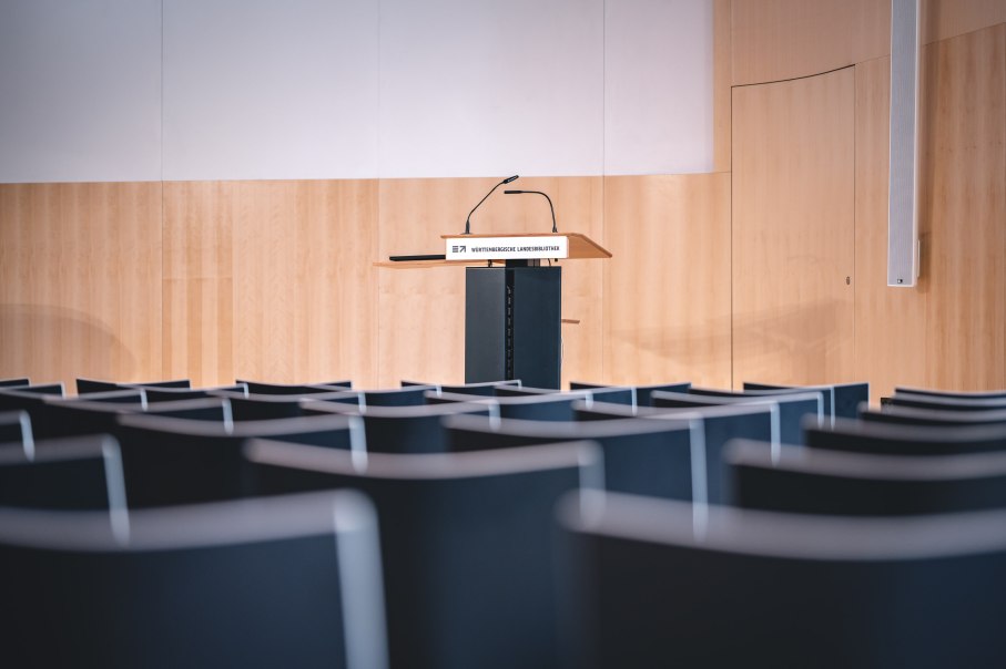 Leerer Vortragssaal mit einem Rednerpult der W&uuml;rttembergischen Landesbibliothek, umgeben von leeren Stuhlreihen., &copy; Marcel Katz