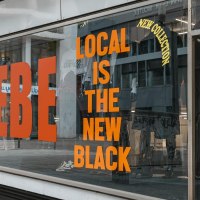 Schaufenster mit den Aufschriften '20 Jahre Liebe' und 'Local is the new black' in gro&szlig;en, auff&auml;lligen Buchstaben., &copy; Stuttgart-Marketing GmbH, Sarah Schmid