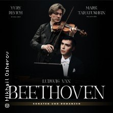 Ein Geiger und ein Pianist auf einem Plakat für ein Beethoven-Konzert. Der Geiger spielt, während der Pianist aufmerksam zuhört., © links im Bild Ein Geiger und ein Pianist auf einem Plakat für ein Beethoven-Konzert. Der Geiger spielt, während der Pianist aufmerksam zuhört., © links im Bild