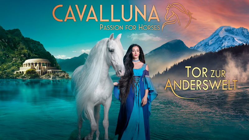 Eine Frau in einem blauen Kleid steht neben einem wei&szlig;en Pferd vor einer malerischen Landschaft mit Bergen und einem Tempel. Der Text "CAVALLUNA - Tor zur Anderswelt" ist zu sehen., &copy; links im Bild