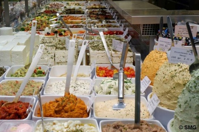 Vielf&auml;ltige Auswahl an K&auml;sesorten und Aufstrichen in einer Markthalle. Die Theke ist reichlich gef&uuml;llt mit bunten und appetitlichen Speisen., &copy; Stuttgart Marketing GmbH