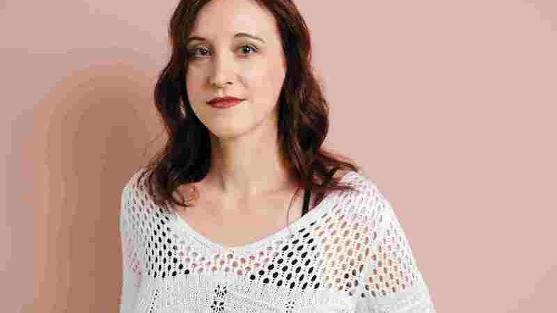 Frau mit braunen Haaren und weißem Strickoberteil vor rosa Hintergrund., © Börsenverein des Deutschen Buchhandels, Landesverband Baden-Württemberg e.V.