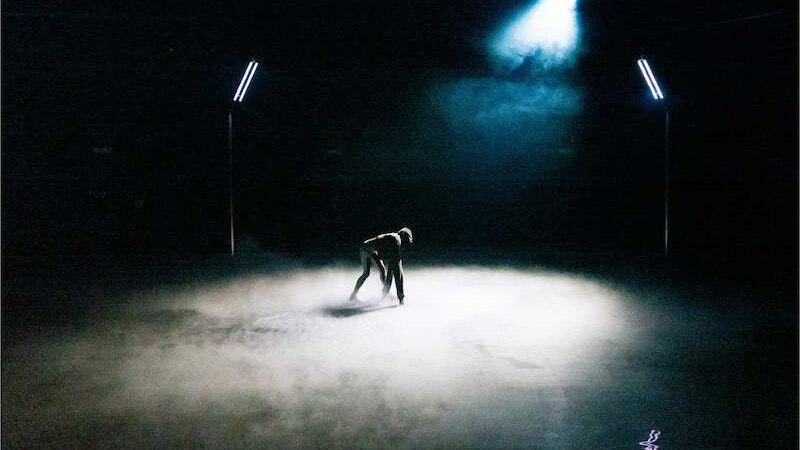Ein T&auml;nzer steht in einem dunklen Raum, beleuchtet von einem Scheinwerfer. Die B&uuml;hne ist neblig und dramatisch inszeniert., &copy; Theater Rampe