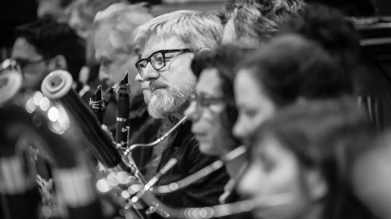 Schwarz-wei&szlig; Aufnahme von Musikern in einem Orchester, die konzentriert Blasinstrumente spielen. Die Szene zeigt eine Reihe von Klarinetten und Fagotten., &copy; Marco Borggreve