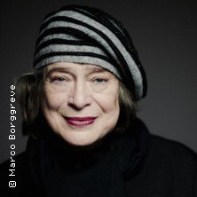 Eine Frau mit gestreifter Mütze und schwarzem Schal lächelt in die Kamera., © links im Bild Eine Frau mit gestreifter Mütze und schwarzem Schal lächelt in die Kamera., © links im Bild