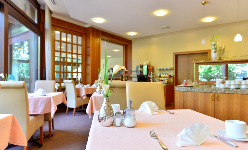 Elegant breakfast room with laid tables, vases of flowers and a buffet in the background. Bright, inviting atmosphere., © Hotel Fuchsen Elegant breakfast room with laid tables, vases of flowers and a buffet in the background. Bright, inviting atmosphere., © Hotel Fuchsen