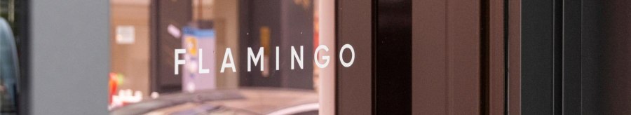 Wei&szlig;er Schriftzug "FLAMINGO" in Gro&szlig;buchstaben auf der verspiegelten Glasfront der Bar, &copy; SMG, Sarah Schmid