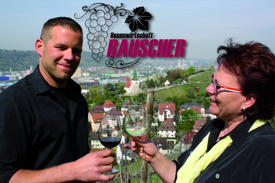 Zwei Personen stoßen mit Weingläsern an, im Hintergrund eine Stadtansicht mit Weinbergen. Schriftzug "Besenwirtschaft Rauscher" und Weintrauben-Logo., © Besenwirtschaft Rauscher