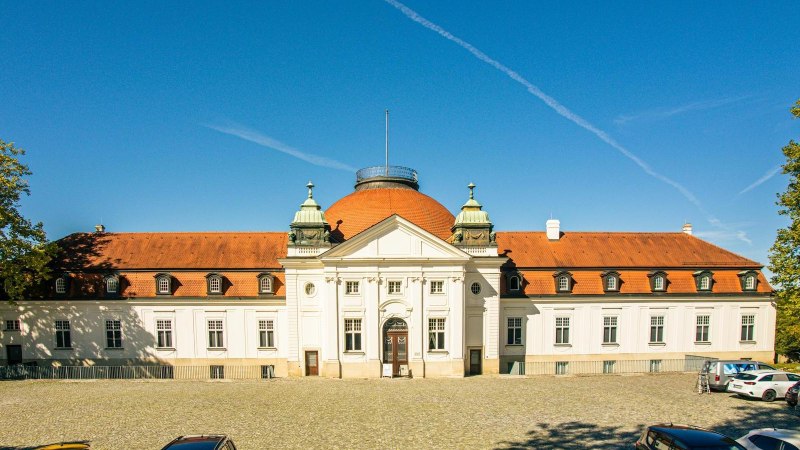 The Schiller Museum in Marbach am Neckar shows off its impressive architecture with a red roof and blue dome. Cars park in front of it, surrounded by trees., © Stuttgart-Marketing GmbH, Sarah Schmid The Schiller Museum in Marbach am Neckar shows off its impressive architecture with a red roof and blue dome. Cars park in front of it, surrounded by trees., © Stuttgart-Marketing GmbH, Sarah Schmid