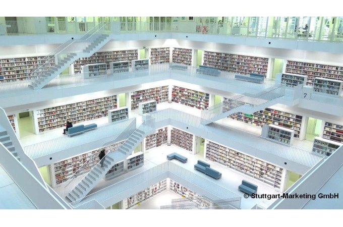 Moderne Innenansicht der Stadtbibliothek Stuttgart mit weißen Treppen und Bücherregalen auf mehreren Etagen., © Stuttgart Marketing GmbH
