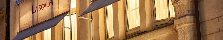 Beleuchtete Fassade des Restaurants La Scala in Stuttgart mit Markisen und dekorativen Säulen bei Nacht., © La Scala