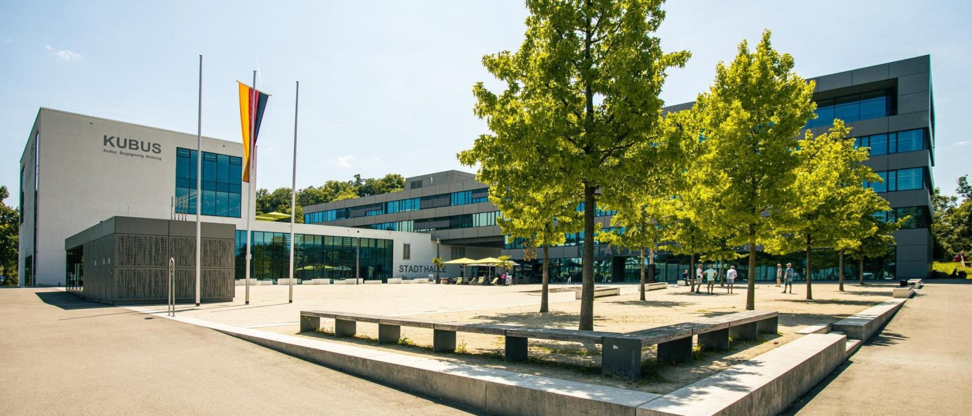 Modern architecture on the market square in Remseck with the KUBUS building and the town hall, surrounded by trees and an open square., © Stuttgart-Marketing GmbH, Sarah Schmid