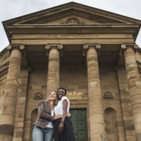 Zwei Personen umarmen sich l&auml;chelnd vor der imposanten Fassade der Grabkapelle Stuttgart mit ihren S&auml;ulen., &copy; Stuttgart-Marketing GmbH, wpsteinheisser