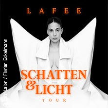 Plakat zur LaFee Schatten & Licht Tour 2025. Frau in weißem, futuristischem Outfit vor schwarzem Hintergrund., © links im Bild Plakat zur LaFee Schatten & Licht Tour 2025. Frau in weißem, futuristischem Outfit vor schwarzem Hintergrund., © links im Bild