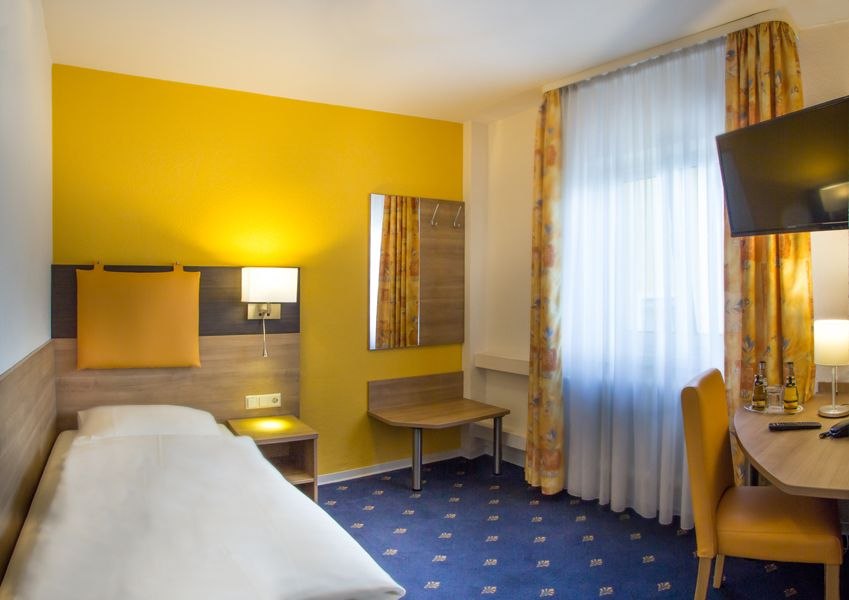 Einzelzimmer / Single room, &copy; R&ouml;merhof Hotelbetriebs GmbH
