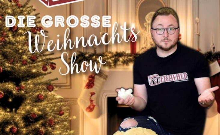 Mann mit Brille und T-Shirt vor weihnachtlich dekoriertem Kamin und Baum, hält Watte in der Hand. Ein großer Teddybär sitzt vorne., © Theaterhaus Stuttgart e.V. Mann mit Brille und T-Shirt vor weihnachtlich dekoriertem Kamin und Baum, hält Watte in der Hand. Ein großer Teddybär sitzt vorne., © Theaterhaus Stuttgart e.V.