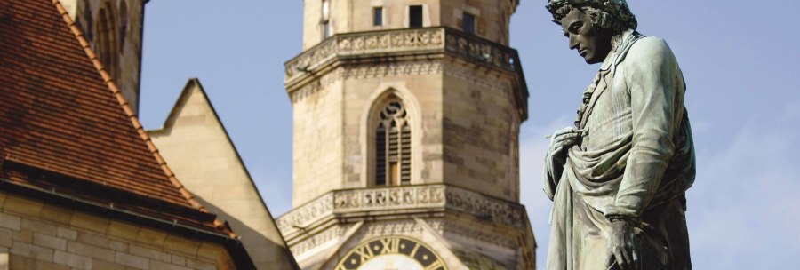 Bronze statue of Friedrich Schiller on Schillerplatz in Stuttgart, with the collegiate church in the background., &copy; Stuttgart-Marketing GmbH