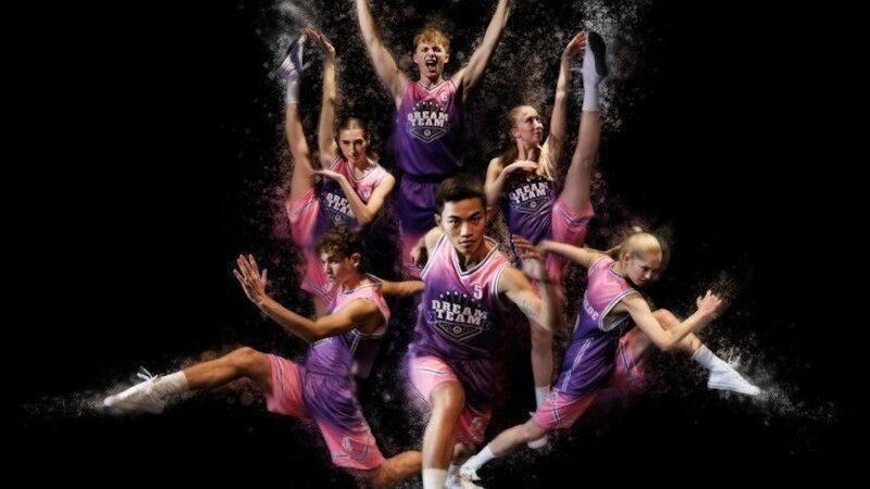 Tänzer in lila und rosa Outfits posieren dynamisch vor schwarzem Hintergrund. Der Schriftzug 'DREAM TEAM' ist auf den Trikots sichtbar., © Theaterhaus Stuttgart e.V.