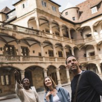 Three people stand in the inner courtyard of the Württemberg State Museum and look upwards. The inner courtyard is surrounded by arcades and historic buildings., © Stuttgart-Marketing GmbH, wpsteinheisser Three people stand in the inner courtyard of the Württemberg State Museum and look upwards. The inner courtyard is surrounded by arcades and historic buildings., © Stuttgart-Marketing GmbH, wpsteinheisser