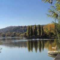 Lake Max-Eyth with calm water, surrounded by trees. A jetty and boats can be seen on the right-hand side of the picture., &copy; Stuttgart-Marketing GmbH