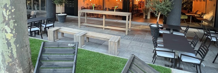 Cozy outdoor area with wooden furniture, lawn and fairy lights. Indoor area with warm light visible., © heavenskitchen Cozy outdoor area with wooden furniture, lawn and fairy lights. Indoor area with warm light visible., © heavenskitchen