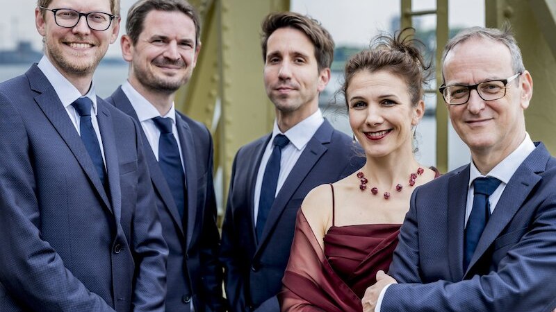 Das Utopia Ensemble aus Belgien posiert in eleganter Kleidung vor einer Br&uuml;ckenkonstruktion. Die Gruppe besteht aus vier M&auml;nnern und einer Frau., &copy; Musik Podium Stuttgart e.V.