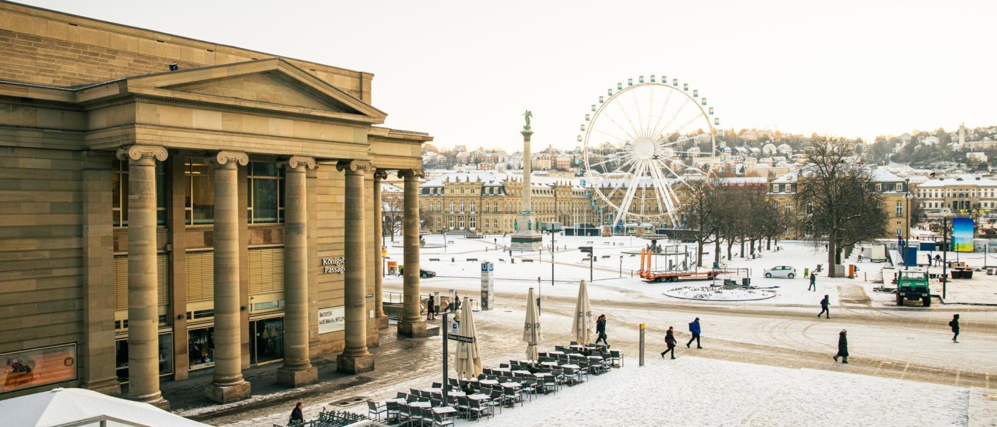 Winterliche Ansicht des Schlossplatzes in Stuttgart mit den K&ouml;nigsbau Passagen und einem Riesenrad. Der Platz ist mit Schnee bedeckt., &copy; Stuttgart-Marketing GmbH, Sarah Schmid