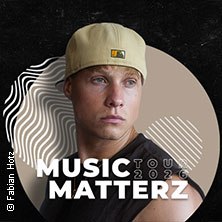 Man with beige cap in front of graphic background, text: Music Matterz Tour 2026., &copy; see on the left