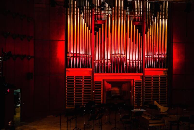 An impressive organ in a concert hall, dramatically illuminated with red light. The pipes stretch up to the ceiling., &copy; Staatliche Hochschule f&uuml;r Musik und Darstellende Kunst