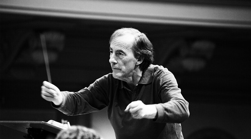 Ein Dirigent dirigiert mit einem Taktstock, konzentriert und leidenschaftlich, in einem Konzertsaal. Schwarz-weiß Fotografie., © Württembergische Staatstheater Stuttgart Ein Dirigent dirigiert mit einem Taktstock, konzentriert und leidenschaftlich, in einem Konzertsaal. Schwarz-weiß Fotografie., © Württembergische Staatstheater Stuttgart