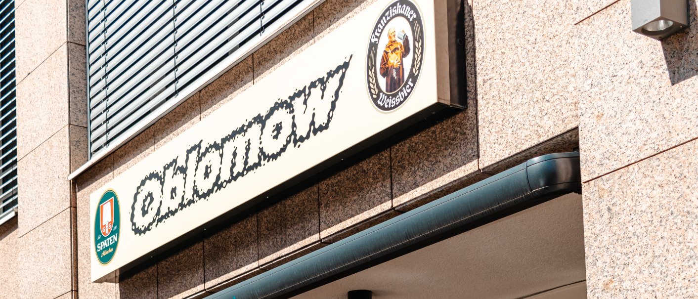 Café Oblomow mit Holztischen und Stühlen im Freien, sonniger Tag., © SMG_Sarah Schmid Café Oblomow mit Holztischen und Stühlen im Freien, sonniger Tag., © SMG_Sarah Schmid