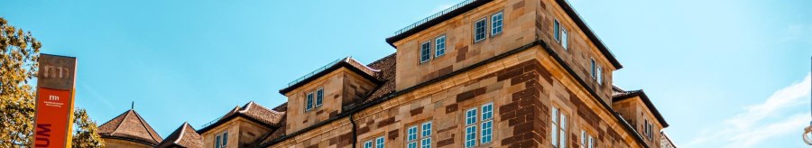 Das Altes Schloss in Stuttgart mit dem Schild des Landesmuseums Württemberg vor blauem Himmel., © Stuttgart Marketing GmbH, Sarah Schmid