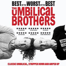 Zwei Männer liegen nebeneinander auf einem Plakat mit dem Titel 'The Umbilical Brothers - Best Of The Worst Of The Best'. Im Hintergrund sind Sternebewertungen zu sehen., © links im Bild Zwei Männer liegen nebeneinander auf einem Plakat mit dem Titel 'The Umbilical Brothers - Best Of The Worst Of The Best'. Im Hintergrund sind Sternebewertungen zu sehen., © links im Bild