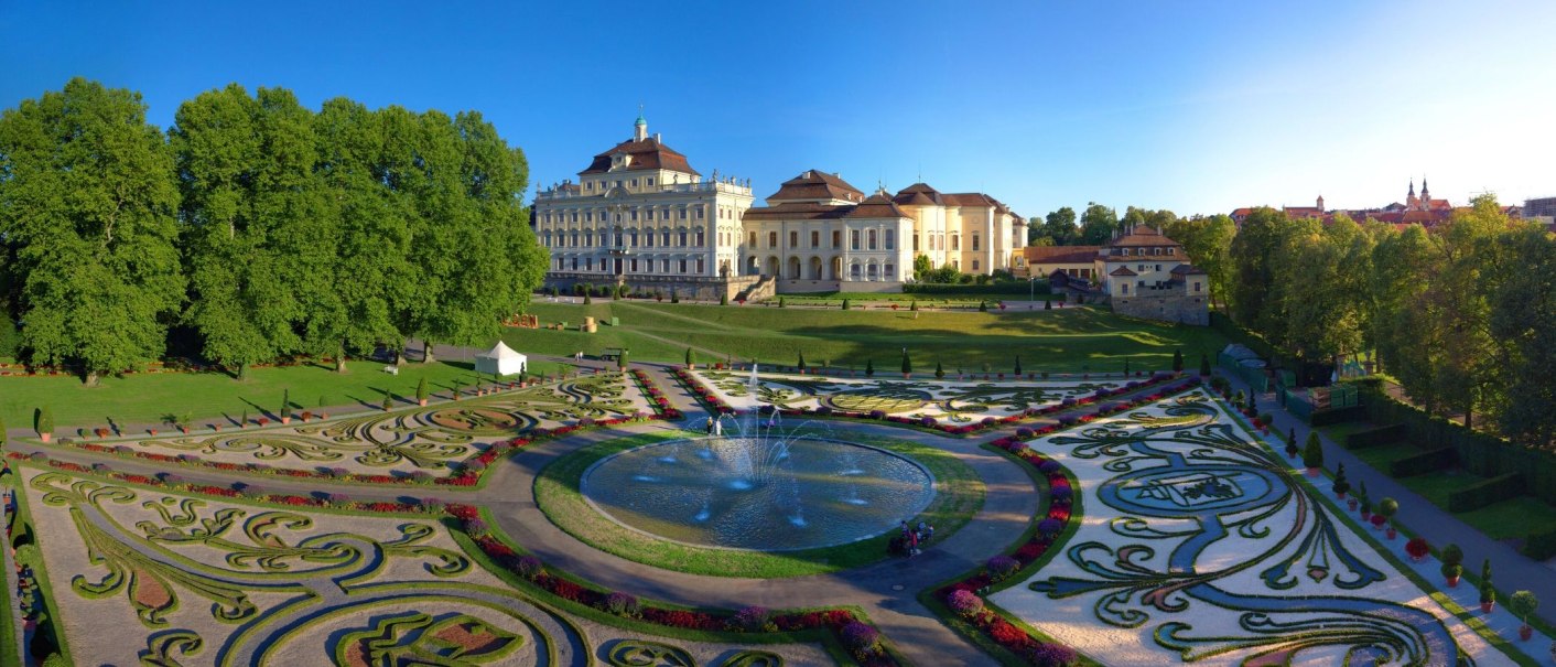 The Ludwigsburg Residential Palace with magnificent gardens and a central fountain on a clear day., © Tourismus & Events Ludwigsburg