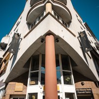 Eckgebäude mit Schildern von Takeshiis Lounge und Vivi Beauty Nails, aufgenommen von unten. Straßenschild Wagnerstraße sichtbar, blauer Himmel im Hintergrund., © SMG Stuttgart Marketing GmbH - Sarah Schmid Eckgebäude mit Schildern von Takeshiis Lounge und Vivi Beauty Nails, aufgenommen von unten. Straßenschild Wagnerstraße sichtbar, blauer Himmel im Hintergrund., © SMG Stuttgart Marketing GmbH - Sarah Schmid