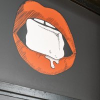 Illustration of red lips with an ice cube on a black background. The surroundings are dark and industrial., &copy; Stuttgart Marketing GmbH, Sarah Schmid