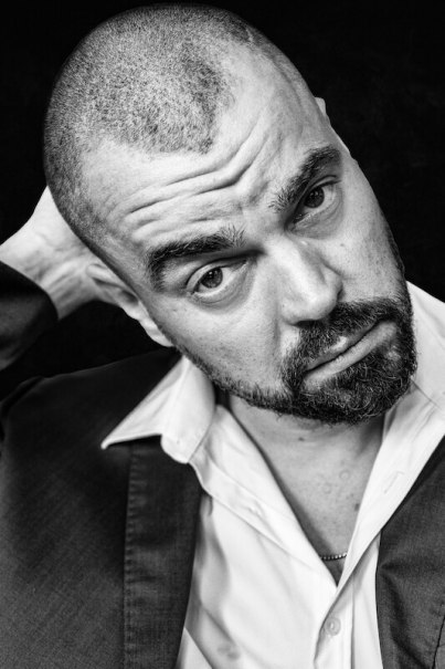 Black and white portrait of a man with a beard, looking thoughtfully and putting his hand behind his head., &copy; Rosenau Kultur e.V.