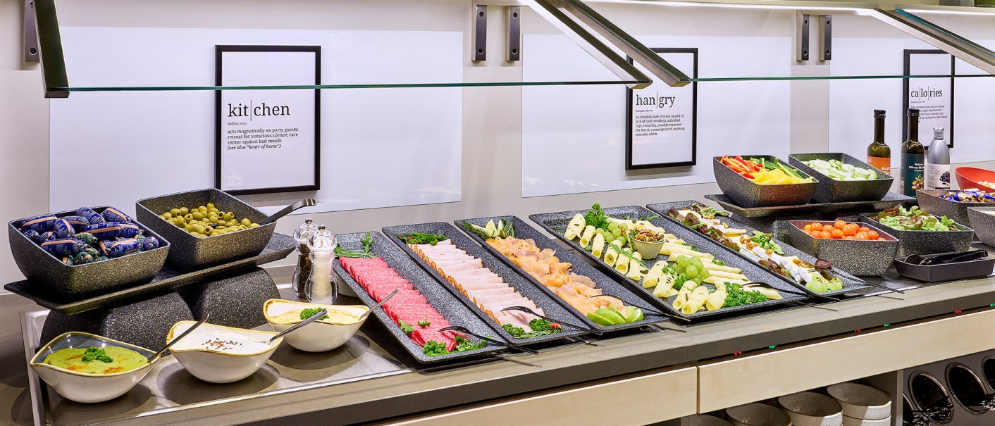 Ein reichhaltiges Fr&uuml;hst&uuml;cksbuffet mit Aufschnitt, Gem&uuml;se, Oliven und Dips. Die Speisen sind ansprechend auf Tabletts arrangiert., &copy; Aloft Stuttgart