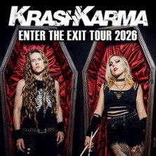 Zwei Personen in schwarzen Outfits stehen in offenen S&auml;rgen mit rotem Innenfutter. Oben steht "Krashkarma Enter the Exit Tour 2026"., &copy; links im Bild