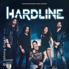 Bandfoto von Hardline mit f&uuml;nf Mitgliedern vor einem dunklen Hintergrund. Der Schriftzug 'Hardline' ist prominent &uuml;ber den Personen platziert., &copy; links im Bild