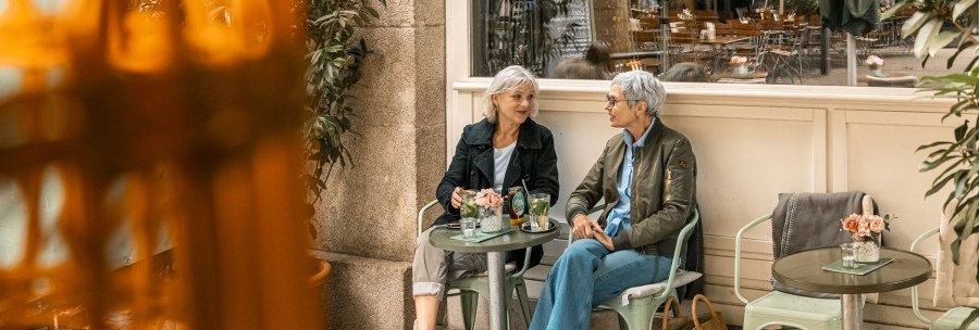 Zwei Frauen sitzen vor Walthers Caf&eacute; Bar an einem Tisch und unterhalten sich. Im Hintergrund ist das Caf&eacute; zu sehen., &copy; Stuttgart Marketing GmbH - Sarah Schmid