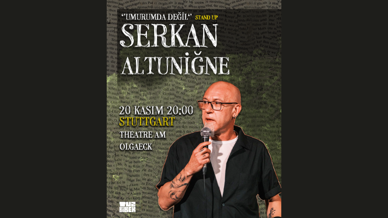 Plakat für Serkan Altuniğnes Stand-up-Show "Umurumda Değil" am 20. November in Stuttgart, Theatre am Olgaeck. Mann mit Mikrofon abgebildet., © Serkan Altuniğne Plakat für Serkan Altuniğnes Stand-up-Show "Umurumda Değil" am 20. November in Stuttgart, Theatre am Olgaeck. Mann mit Mikrofon abgebildet., © Serkan Altuniğne
