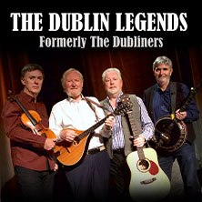 Vier Männer mit Instrumenten, darunter Gitarre und Banjo, vor dunklem Hintergrund. Text: The Dublin Legends, Formerly The Dubliners., © links im Bild Vier Männer mit Instrumenten, darunter Gitarre und Banjo, vor dunklem Hintergrund. Text: The Dublin Legends, Formerly The Dubliners., © links im Bild