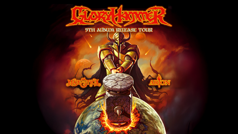 Ein episches Poster zur Gloryhammer 5th Album Release Tour 2026 zeigt einen Krieger, der einen Hammer auf die Erde schl&auml;gt, umgeben von Planeten und Feuer., &copy; links im Bild