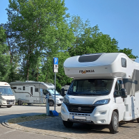 Wohnmobilstellplatz in Gaildorf mit mehreren geparkten Wohnmobilen unter Bäumen an einem sonnigen Tag., © Stadt Gaildorf