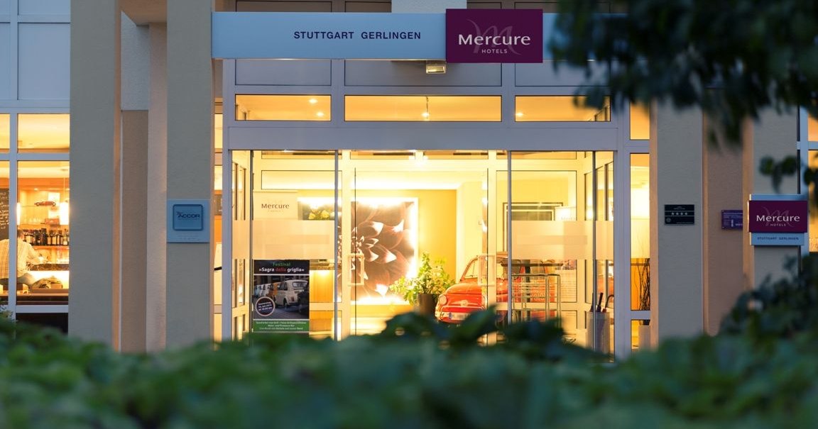 The entrance to the Mercure Hotel in Stuttgart-Gerlingen, illuminated at night. The entrance features a modern design with glass facades and an illuminated interior., &copy; Mercure Hotel Stuttgart Gerlingen